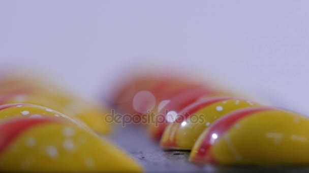 白い背景のキャラメルお菓子 2 つのクローズ アップ。塩キャラメルの作品。白い背景の上のキャラメルのお菓子の行 — ストック動画