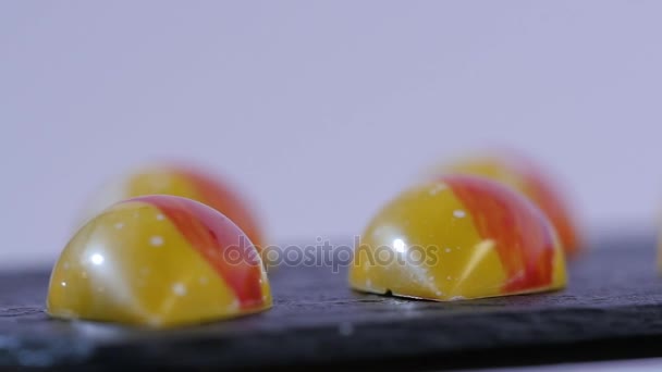 Close-up van twee karamel snoep op witte achtergrond. Gezouten karamel stukken. Rij van karamel snoep op witte achtergrond — Stockvideo
