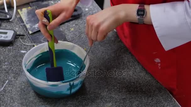 Mãos femininas mexendo um creme de cacau com espátula. Creme de mistura de massa com espátula . — Vídeo de Stock