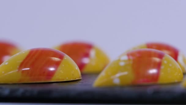 Блискучі карамельні цукерки. Карамельні цукерки. Рядок кольорових карамельних цукерок ізольовано на білому тлі . — стокове відео