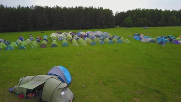Turisztikai sátor gyönyörű naplemente háttérrel. Gyermek sátor közepette az ég és az utazás. Gyermek kemping. Gyermek tábor és sátrak — Stock videók