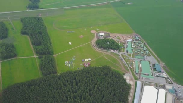 Vista aérea - Central eléctrica rusa, carretera, prados y campos. Disparando desde el helicóptero. País estación aérea — Vídeo de stock