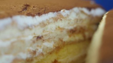 Çikolatalı kek taze sulu çilek ile dekore edilmiştir. Koyu mavi zemin üzerine çilek ile çikolatalı kek