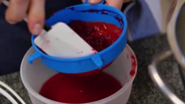 Ekmek pasta ve kurabiye pişirme sınıf. Çilekli jöle Spatula üzerinde. Berry sıkışmaları ve spatula
