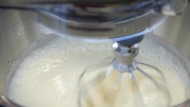 Whipped cream and mixer. Cooking, whipping eggs with electric whisk. Mixing white egg cream in bowl with motor mixer, baking cake — Stock Video