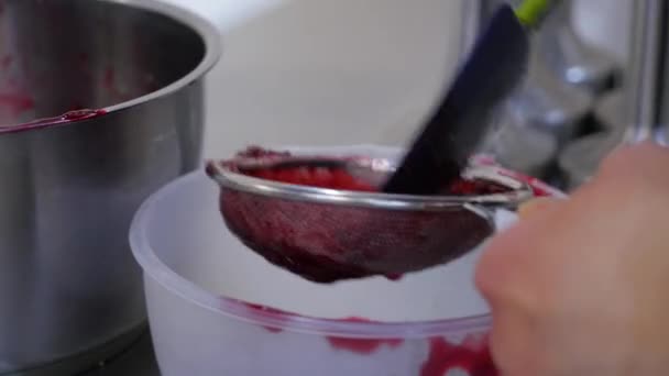面包和饼干的烹饪课。在刮刀上的草莓果冻。浆果果酱和锅铲 — 图库视频影像