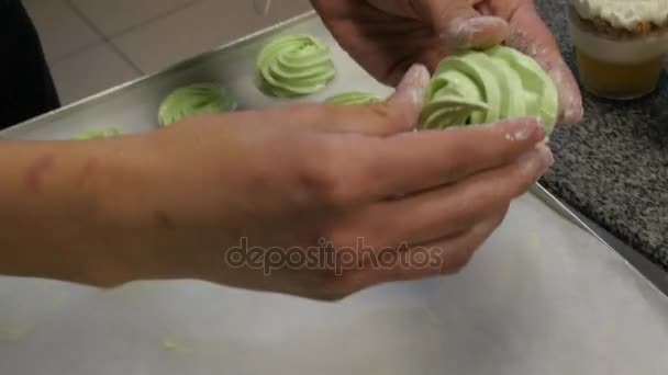 Saupoudrer le sucre en poudre sur la guimauve. Ingrédients pour pâtisserie sucrée. Cuire les fesses de guimauve avec le sucre en poudre — Video