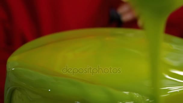 Зелений глазур'ю на торті. Сучасна Французька мусом торт глазур'ю зелений дзеркало. Кадри для меню або каталог кондитерської. — стокове відео