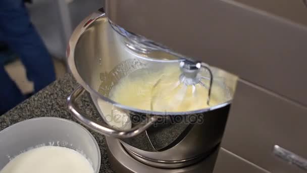 奶油和混频器。烹饪，搅打鸡蛋用电动打蛋器。与电机搅拌机，烘烤蛋糕混合碗鸡蛋奶油白色 — 图库视频影像