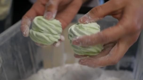 Saupoudrer le sucre en poudre sur la guimauve. Ingrédients pour pâtisserie sucrée. Cuire les fesses de guimauve avec le sucre en poudre — Video