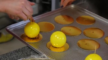 Limon ve Hindistan cevizi Mus tatlı sarı ayna sır kaplama ile. Arka plan üzerinde modern Avrupa pasta. Fransız mousse kek sarı sır ile kaplı. Limon modern Avrupa tatlı