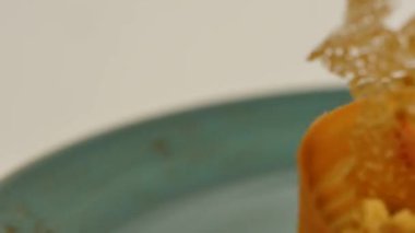 Puf böreği taze kremalı çilekli Tart. Puf böreği ile Çilekli pasta. Tatlı çilek ve kivi