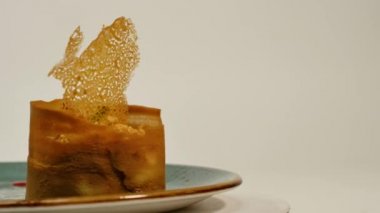 Puf böreği taze kremalı çilekli Tart. Puf böreği ile Çilekli pasta. Tatlı çilek ve kivi