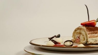 Ahşap masa üzerinde üstten görünüm çilekli cheesecake in. Çilekli çikolatalı kek parçası süslemeleri üstte. Bir parça taze çilek üstte ve çilek ile nemli cheesecake