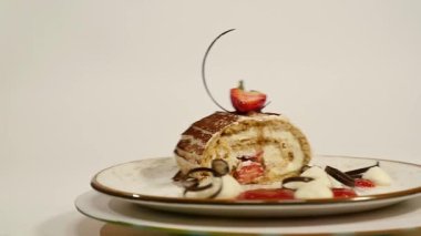 Ahşap masa üzerinde üstten görünüm çilekli cheesecake in. Çilekli çikolatalı kek parçası süslemeleri üstte. Bir parça taze çilek üstte ve çilek ile nemli cheesecake