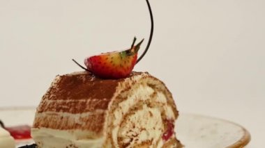 Çilek ve böğürtlen soslu lezzetli Cheeseecake. Mus kek taze çilek, Cheesecake ve çilek üstte. Çocuk oyuncağı bir tabak tarafından üstündeki çilek bir dilim ile