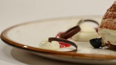 Çilek ve böğürtlen soslu lezzetli Cheeseecake. Mus kek taze çilek, Cheesecake ve çilek üstte. Çocuk oyuncağı bir tabak tarafından üstündeki çilek bir dilim ile