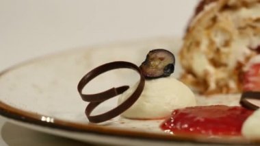 Çilek ve böğürtlen soslu lezzetli Cheeseecake. Mus kek taze çilek, Cheesecake ve çilek üstte. Çocuk oyuncağı bir tabak tarafından üstündeki çilek bir dilim ile