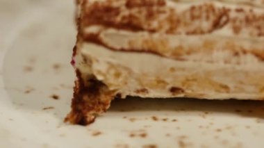 Çilek ve böğürtlen soslu lezzetli Cheeseecake. Mus kek taze çilek, Cheesecake ve çilek üstte. Çocuk oyuncağı bir tabak tarafından üstündeki çilek bir dilim ile
