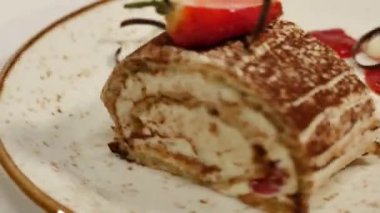 Çilekli kek. Çilek kısa pasta. Kalp üzerinde kremalı çikolatalı kek parçası plaka, çilek şeklinde kalp ile tepesinde şeklinde. Krep pasta çilekli tepesi ile