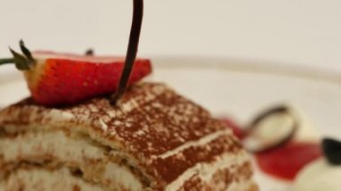 Çilek beyaz adet vanilya krem şanti. Çilek dilimleri kapatın. Çilekli krep pasta dilimi kadar kapatın ve plaka üzerine sos. Kahve dükkanındaki tatlı menüsü