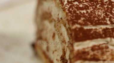 Çilekli kek. Çilek kısa pasta. Kalp üzerinde kremalı çikolatalı kek parçası plaka, çilek şeklinde kalp ile tepesinde şeklinde. Krep pasta çilekli tepesi ile