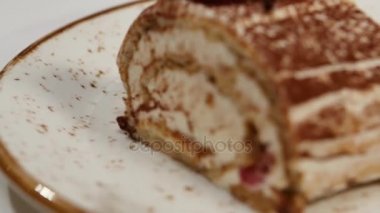 Çilekli kek. Çilek kısa pasta. Kalp üzerinde kremalı çikolatalı kek parçası plaka, çilek şeklinde kalp ile tepesinde şeklinde. Krep pasta çilekli tepesi ile