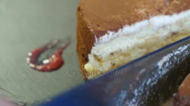 Bir kadın bir çikolatalı kek kesiyor. El bir doğum günü pastası dekorasyonu ile kesme