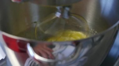 Erkek el yumurta un sonra ekleme yakın çekim. Pişirme, malzemeler, karıştırma pasta şefi.