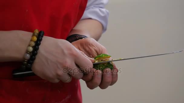 烹饪和家庭观念封闭的男性的手，用锋利的刀切东西在砧板上。商用厨房的年轻厨师切割鳟鱼 — 图库视频影像