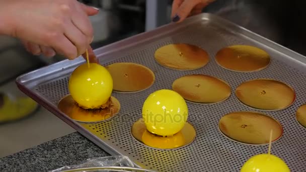 Limão e mousse de coco sobremesa com revestimento de esmalte de espelho amarelo. Bolo europeu moderno em segundo plano. Bolo de mousse francês coberto com esmalte amarelo. Sobremesa europeia moderna de limão — Vídeo de Stock