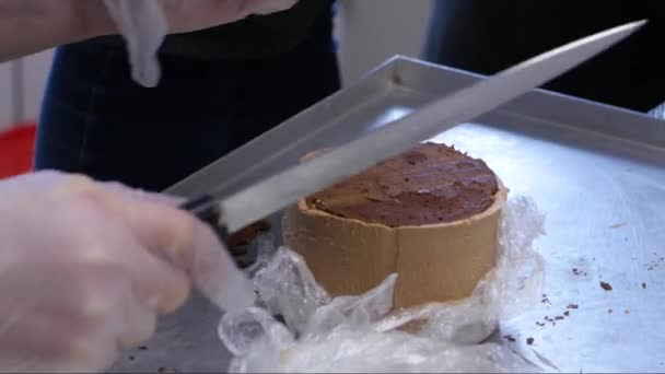 Příprava ručně vyráběné čokoládové cukrovinky, zblízka. Továrna na cukrovinky. Výroba cukrovinek. pečivo, sladkosti, marshmallows. Ženy péct koláče. Cukráři, aby dezerty — Stock video