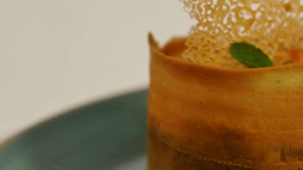 Tarte aux fraises à la crème fraîche en pâte feuilletée. Gâteau de pâte feuilletée à la fraise. Dessert à la fraise et kiwi 