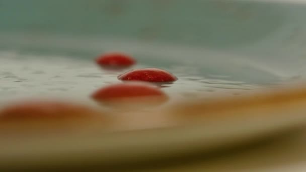 Las gotas de la confitura en el plato se cierran. Postre con frambuesas y salsa en el plato . — Vídeos de Stock