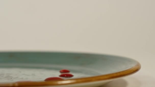 Gotas de engarrafamento em uma chapa fecham. Sobremesa com framboesas e molho no prato . — Vídeo de Stock