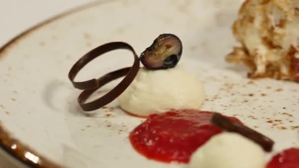 Läcker Cheeseecake med jordgubb och berry sås. Mousse tårta med färska jordgubbar, Cheesecake och jordgubbar på toppen. Kaka med en skiva jordgubbar på toppen av en tallrik — Stockvideo