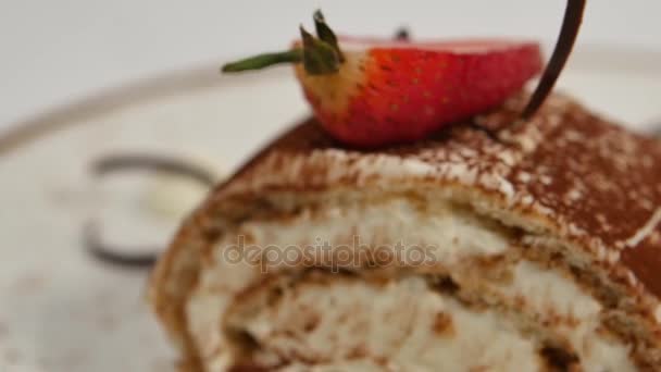 Φράουλα τούρτα. Φράουλα σύντομη τούρτα. Κομμάτι του κρεμώδη σοκολάτα τούρτα στην καρδιά σχήμα πλάκα, συμπληρώνονται με φράουλα σε σχήμα καρδιάς. Κρεπ κέικ με επικάλυψη φράουλα — Αρχείο Βίντεο