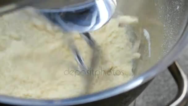 Harina mezclada en batidora blanca con recipiente de acero. Mezcladoras de harina — Vídeo de stock