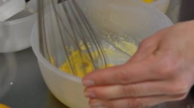 Fırında. Kupası karışık yumurta