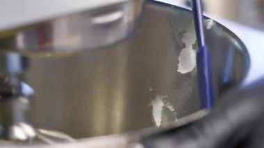 Tereyağı ve şekeri blender, pişirme için hazırla. Bir blender pasta için krema hazırlanması