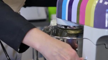 Tereyağı ve şekeri blender, pişirme için hazırla. Bir blender pasta için krema hazırlanması