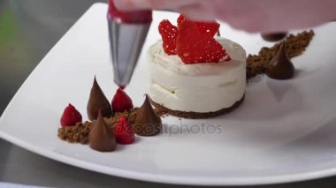 Bir kadının çanta boru meringues dekorasyon ile kapatın. Beze sıkma kadın