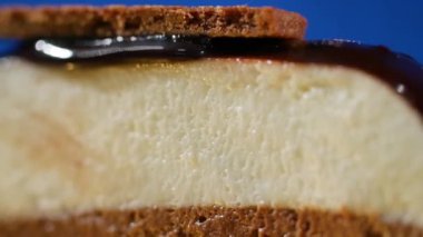 Bölümünde flourless çikolatalı kek. Büyük bir çikolatalı pasta. Çikolatalı kek ayna, yakın çekim