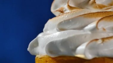 Bir şekilde dekore edilmiş kırbaç krem kapatın. Kek üzerine krema.