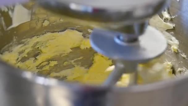 黄油和糖在搅拌机，准备进行烘烤。在搅拌机蛋糕霜的研制 — 图库视频影像