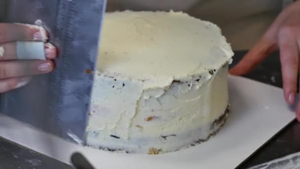 Ένα κέικ από διάφορα στρώματα. Το τέλος του μαγειρέματος, βαλμένο σε στρώσεις κέικ — Αρχείο Βίντεο