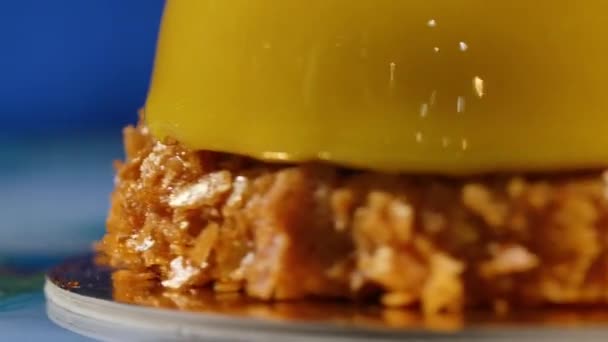 Deliziosa bella torta con glassa gialla. La glassa di specchio su una sessione rotonda di torta. Mousse. Giallo. Da vicino. — Video Stock