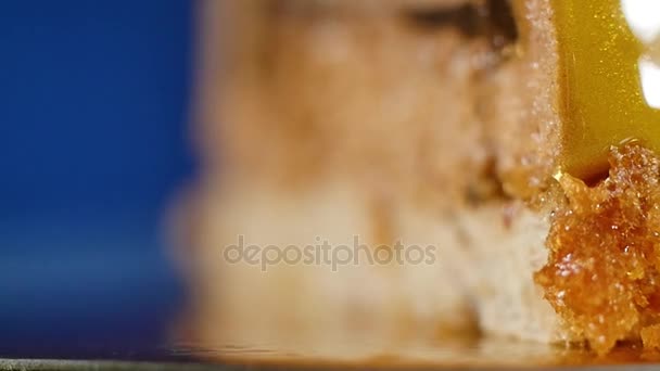 Délicieux beau gâteau avec glaçage jaune. Le glaçage miroir sur une session ronde gâteau. Gâteau avec glaçage jaune dans le contexte, gros plan 