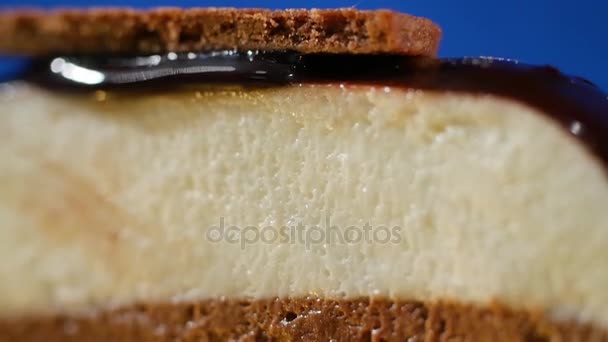 Flourless chocolate cake in de sectie. Een grote chocoladetaart. Mirror chocoladetaart, close-up — Stockvideo