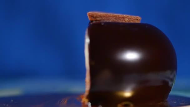 Gâteau au chocolat sans farine dans la section. Un gros gâteau au chocolat. Miroir gâteau au chocolat — Video